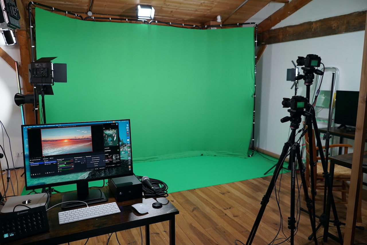 Fond vert et décor au Studio Contis